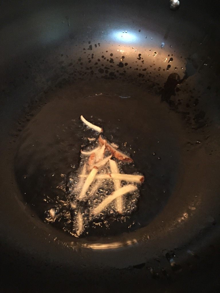 板栗烧鸡翅,热锅倒入些许油，待油烧热后加入姜丝煸炒