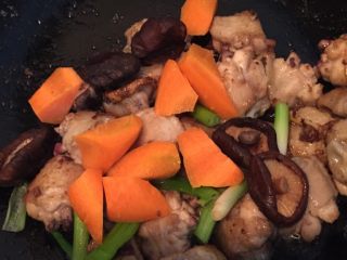 板栗烧鸡翅,然后加入葱段，香菇，胡萝卜块再炒一会儿