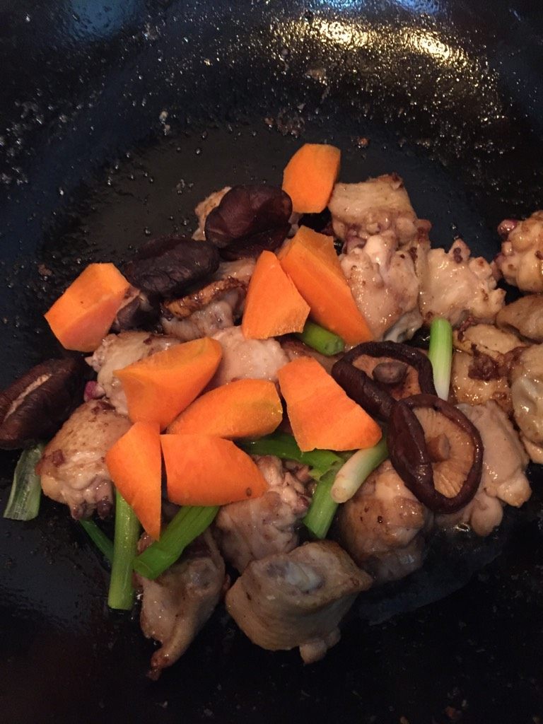 板栗烧鸡翅,然后加入葱段，香菇，胡萝卜块再炒一会儿