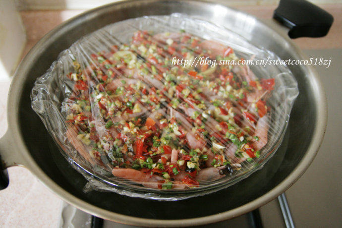 剁椒北极虾,将盘子放入已上汽的锅中，大火蒸8分钟后即可。