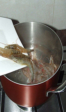 香茅燕麦虾,起锅烧水，水开后放入洗净的虾