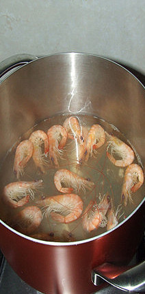 香茅燕麦虾,看到虾浮出水面时，熄火，把虾捞出，过下冰水