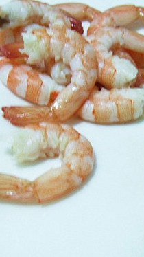 香茅燕麦虾,掰去虾头、虾壳，再用牙签挑出虾肠