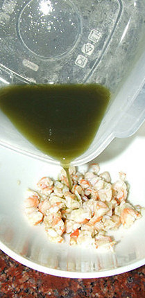 香茅燕麦虾,虾肉用剪刀剪碎，留出虾未部分，注入柠柠檬草汁，拌匀，存入冰箱里冰30分钟左右