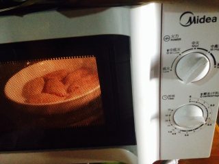 微波炉版烤鸡翅,进微波炉中高火5分钟