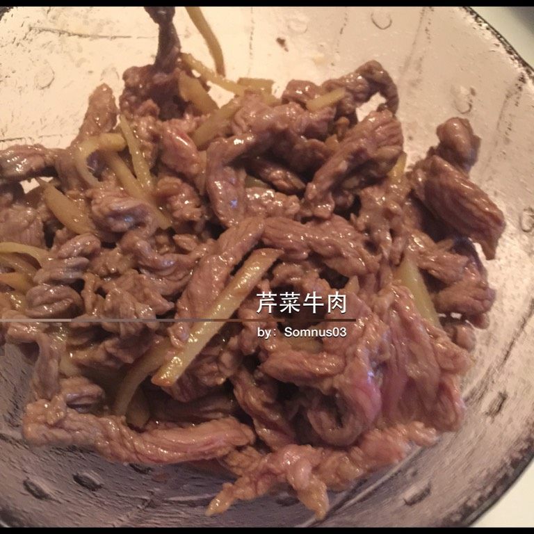 芹菜牛肉,加菜油，热至7分熟，加姜丝煸炒，将腌制的牛肉丝下油锅煸炒至五分熟出锅