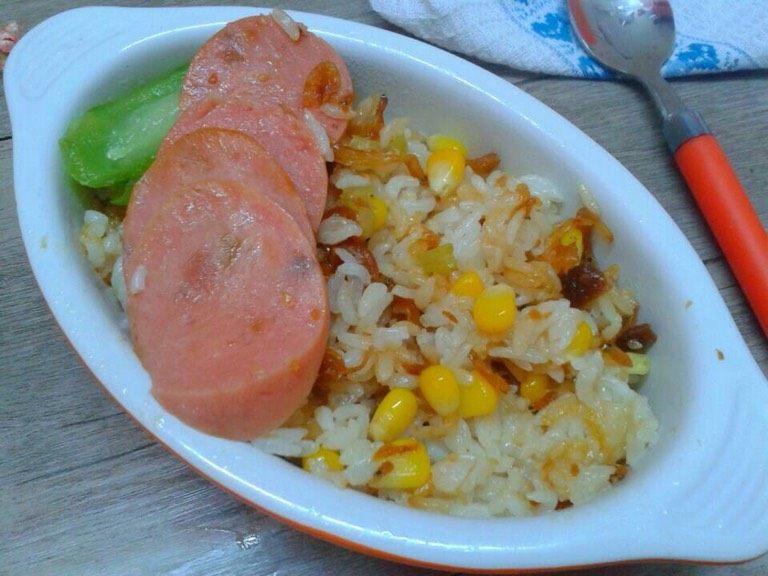 海鲜酱煲仔饭,如图。把酱油和米饭等混合均匀即可食用。