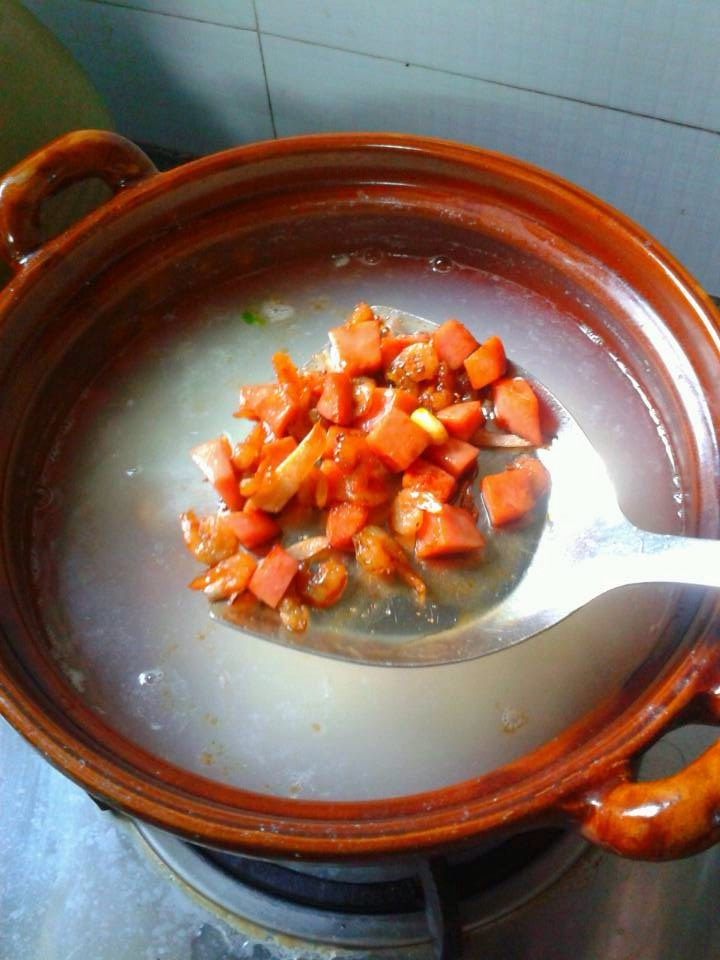 虾米芥菜粥,如图。待粥煮的六成熟倒入爆过的虾米和会谈后丁