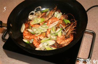 虾油焖大虾,开锅盖，撒上葱片。