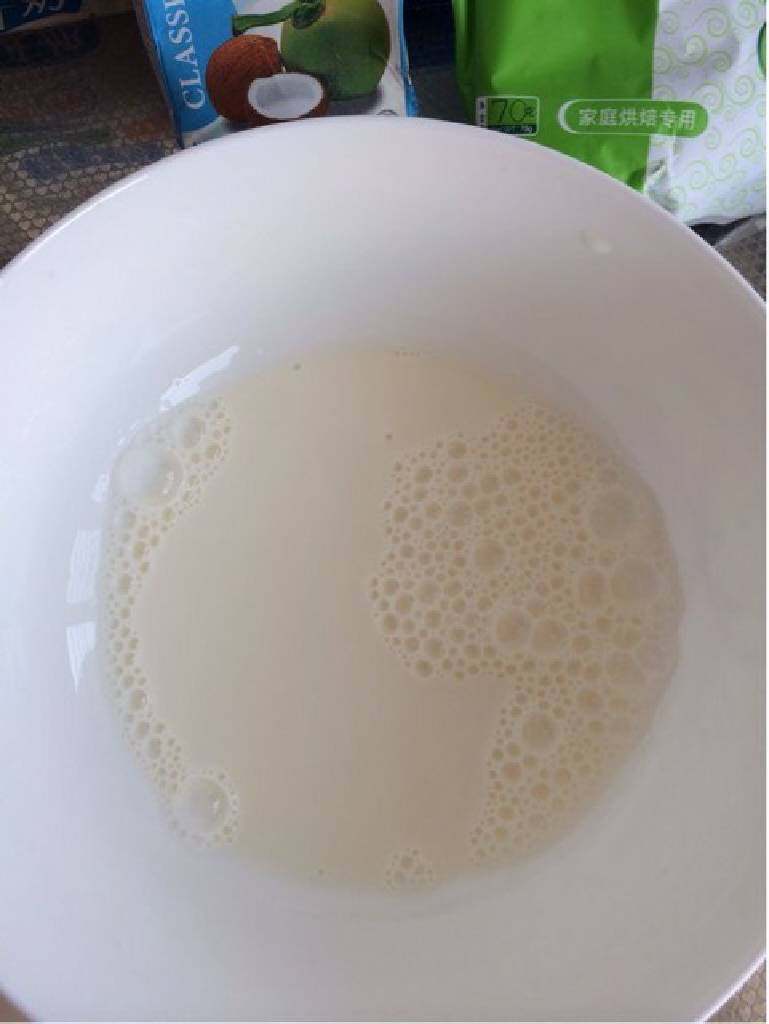牛奶椰方块,这是搅拌好的状态，把这个玉米淀粉糊先放一边