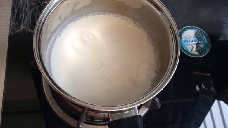 牛奶椰方块,然后加热，注意要小火噢，微开即可，看看边上已经有泡泡出现了