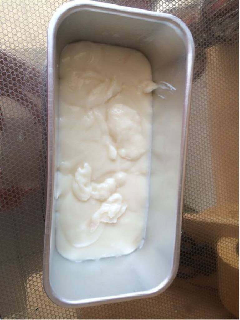 牛奶椰方块,倒进已经铺好椰蓉的模具里，室温晾凉，然后盖上一层保鲜膜冷藏
