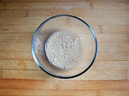 南瓜枸杞子发糕,将酵母用2大勺凉白开调匀至溶化