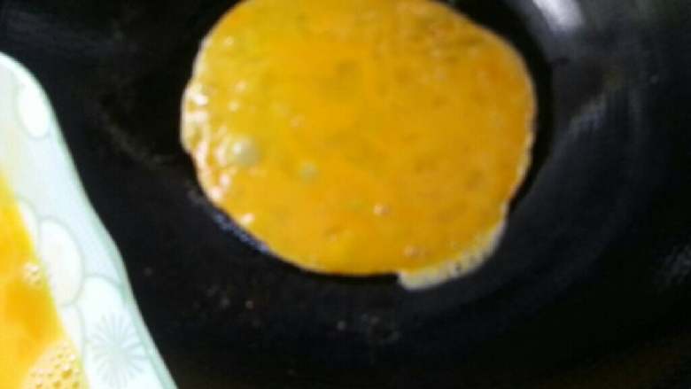 五常米蛋炒饭,油锅烧热倒下蛋液煎至两边金黄