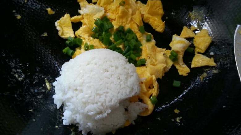 五常米蛋炒饭,最后加入米饭翻均匀即可盛出
