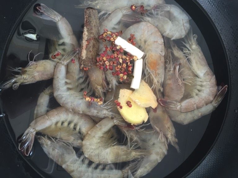 盐水虾,如图把洗好的虾和准备好姜片、葱段、花椒、桂皮一起放在锅里，加适量清水和盐