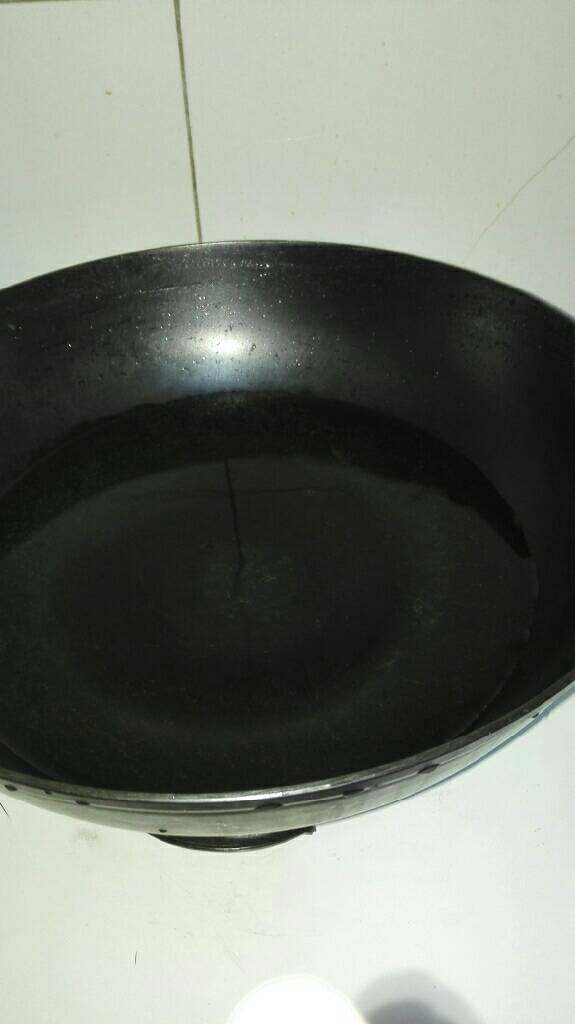 家常鸡蛋汤,锅内放水，烧开。