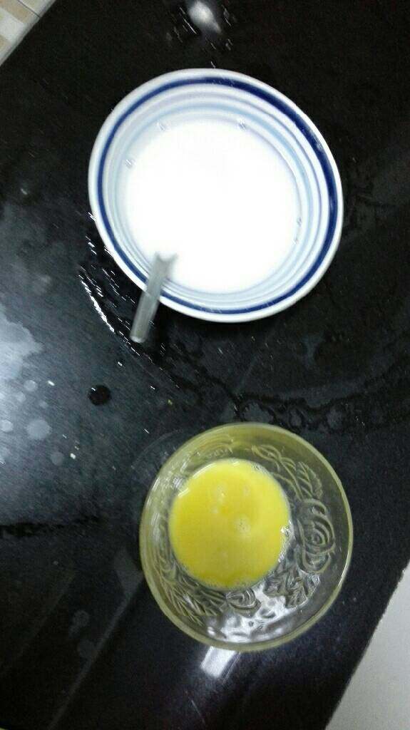 家常鸡蛋汤,将鸡蛋打碎搅拌均匀备用。少许淀粉加水，勾芡。