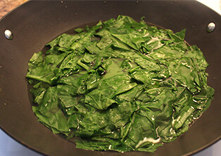 翡翠白菜饺子,将烫熟的叶子捞起来，放进搅拌机（食物料理机）加半碗水搅碎
