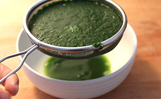 翡翠白菜饺子,然后过滤出菠菜汁用于做绿色面团