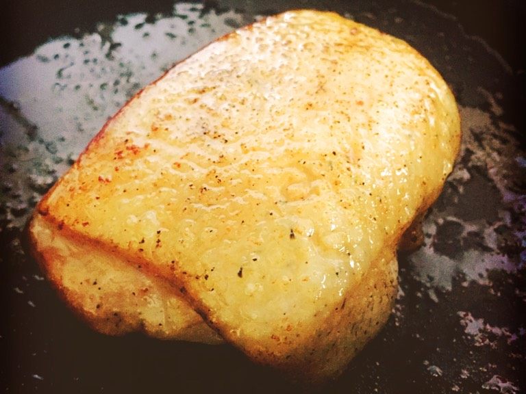果香鸭胸肉,平底锅倒入一点油，放入鸭胸煎至两面金黄.装盘待用.