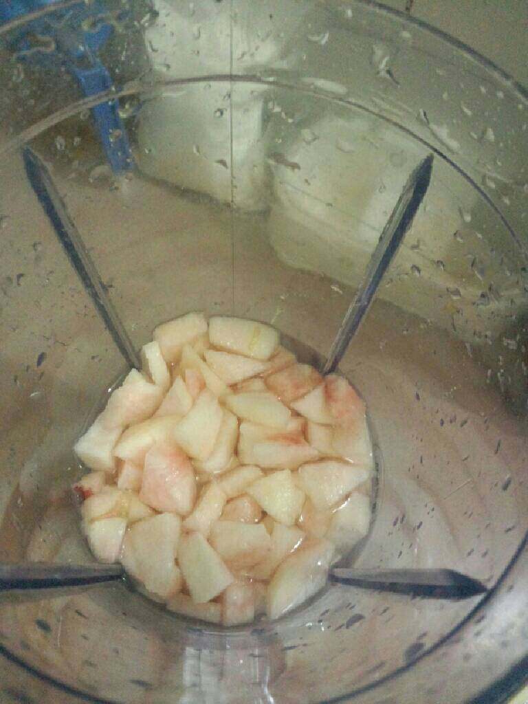 水蜜桃果酱,把切大块的水蜜桃放入料理机打碎