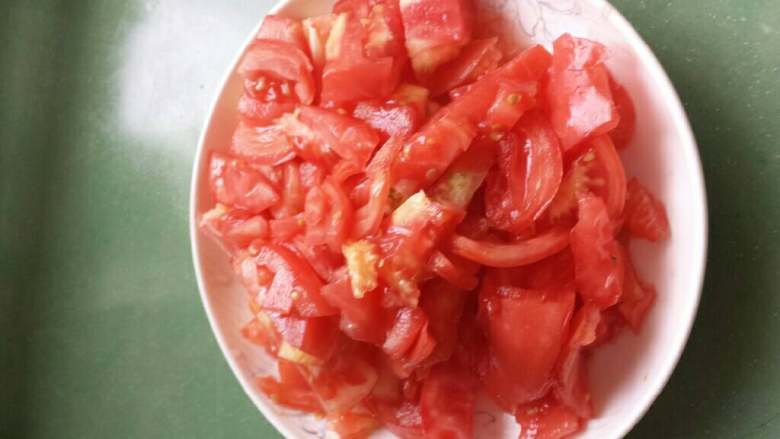 番茄金针菇对虾汤,番茄切片