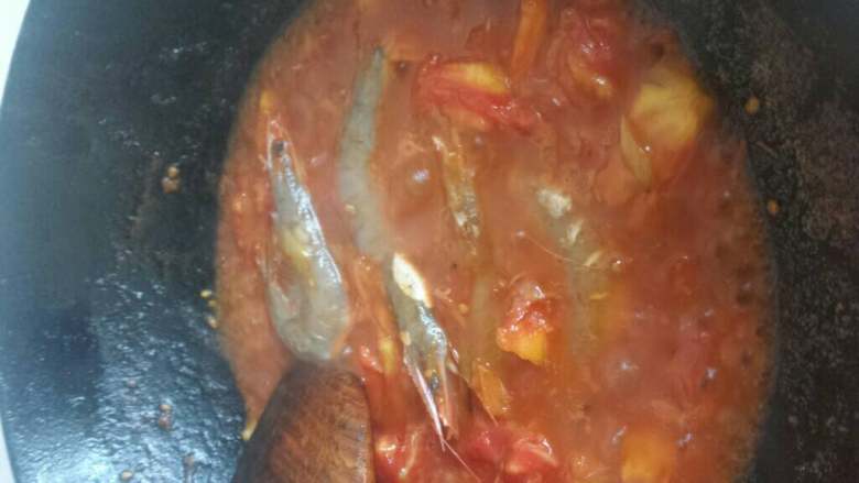 番茄金针菇对虾汤,倒入番茄炒出红汁，倒一点酱油，耗油，放入对虾，2碗水，烧开
