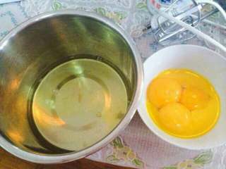 自制冰淇淋,鸡蛋四个，把蛋黄蛋清分开！要保证盆碗无油无水干净。