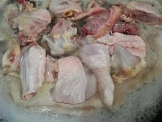 榴莲壳煲老母鸡汤,锅加清水料酒，姜片放入鸡肉焯水后洗净。