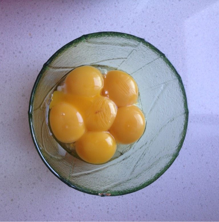 杯子戚风蛋糕,取两个比较大的容器和一个小碗，将蛋黄与蛋白分离，蛋黄放进小碗中