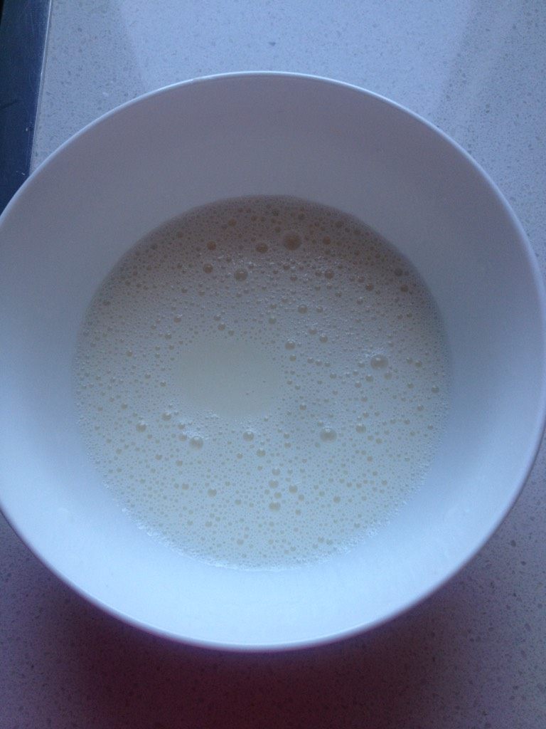 杯子戚风蛋糕,用手动打蛋器将奶和油搅打均匀