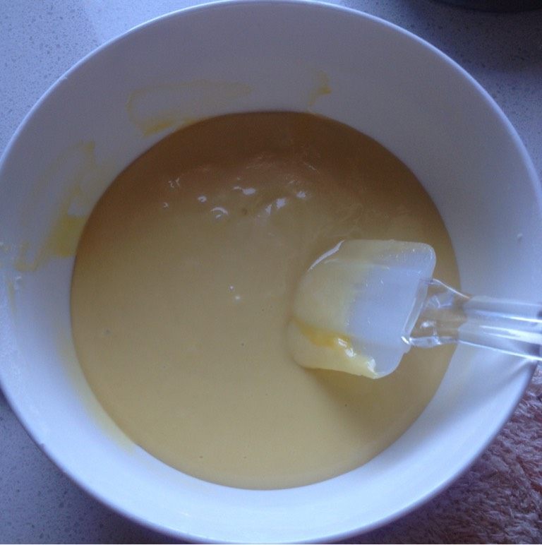 杯子戚风蛋糕,将蛋黄扎碎，倒入，搅拌成蛋黄糊待用