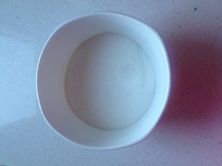 杯子戚风蛋糕,糖和盐混合，将蛋清取出，加入几滴柠檬汁，用电动搅拌器，打至粗性发泡
