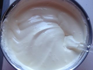 杯子戚风蛋糕,将蛋白分三次加入蛋黄糊中，每次切拌均匀后再加，不可搅拌