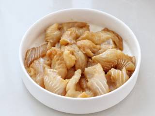 金汤鱼,将鱼片放进大碗中，调入生抽、料酒、白胡椒粉和玉米淀粉，抓匀腌制二十分钟左右。