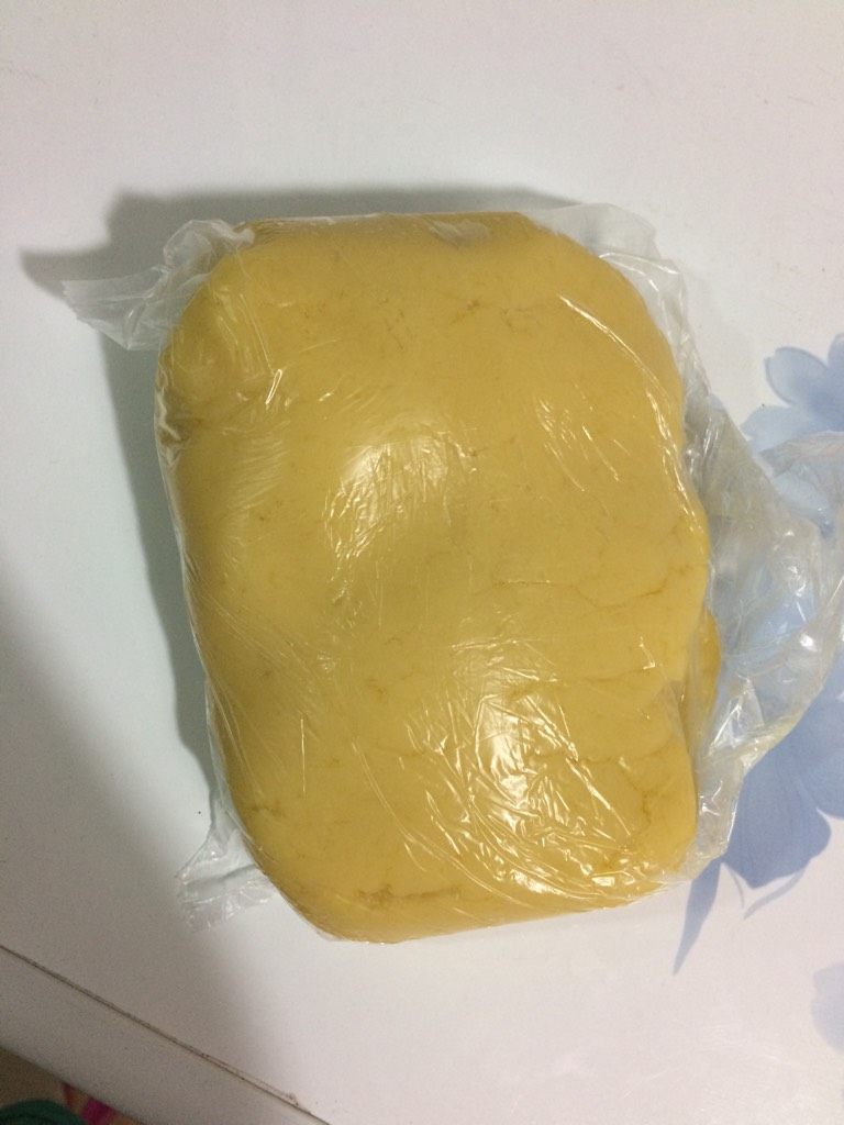 黄油饼干,将面粉放入黄油液中，和成面团，装入保鲜袋中放冰箱冷藏半小时