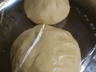酥皮鲜肉月饼,如图将水油皮、油酥面团盖保鲜膜静置15分钟