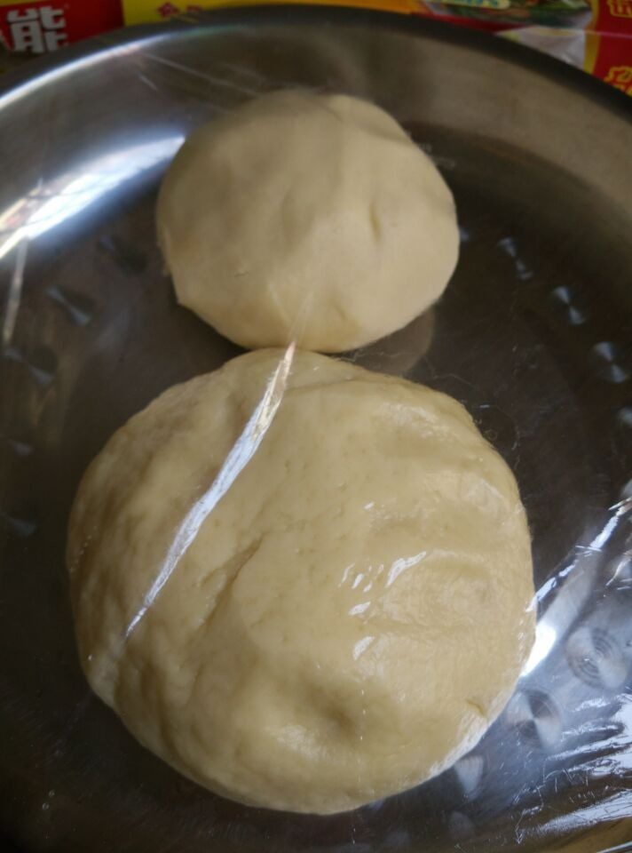酥皮鲜肉月饼,如图将水油皮、油酥面团盖保鲜膜静置15分钟