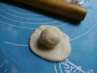 酥皮鲜肉月饼,如图取一水油皮面团按扁包入一个油酥