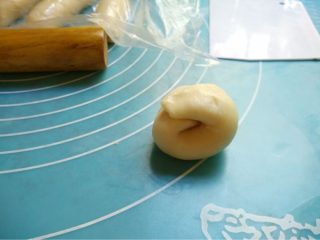 酥皮鲜肉月饼,如图取出两头向中间叠好按扁用擀面仗擀圆