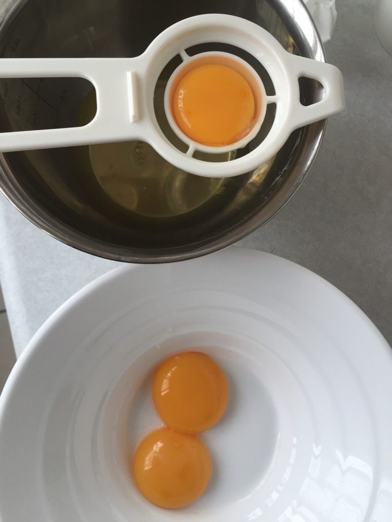 六寸心形戚风,如图蛋清蛋黄用分蛋器分离