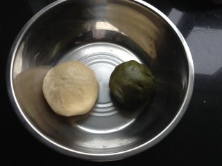 紫薯蛋黄抹茶酥,用主料里的材料揉成水油皮。用低筋面粉、70克、抹茶粉做成油酥面团，盖上湿布醒30分钟