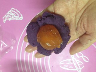 紫薯蛋黄抹茶酥,30克紫薯馅放入蛋黄