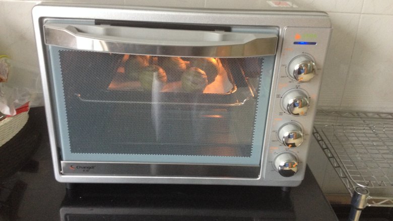 紫薯蛋黄抹茶酥,烤箱预热，上下火180度烤25分钟