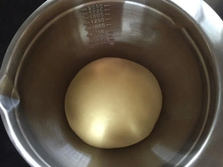 淡奶油小餐包,揉好的面团放在温暖湿润处发酵。