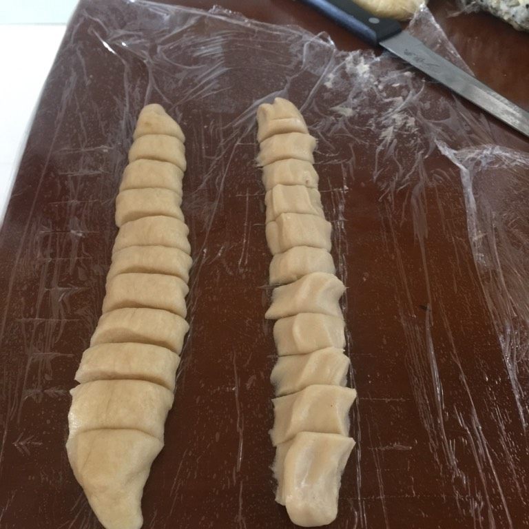 火腿伍仁月饼,如图油皮油酥 揉成长条均匀的切成小块 图里右边的的是油酥 左边的是油皮
