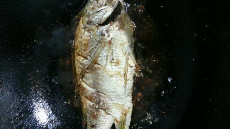 煎焖鱼,热锅下油，把鱼用厨房纸巾擦干水轻轻放下去，小火慢煎