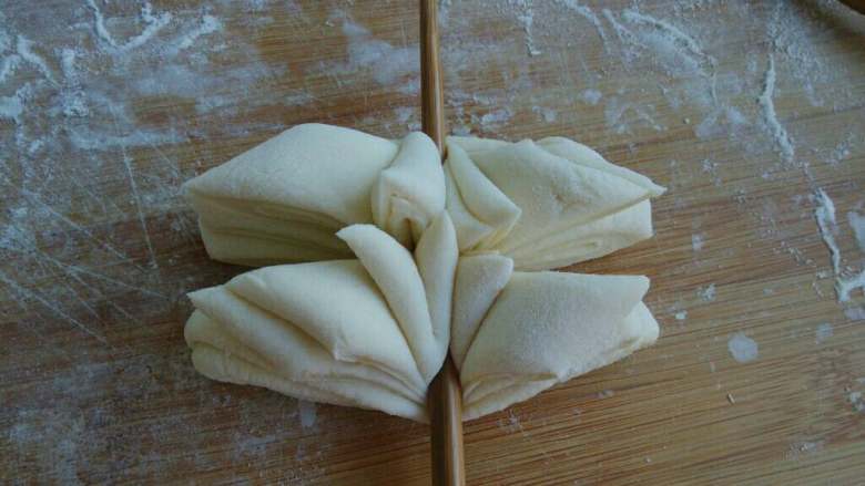 莲花卷,用筷子从中间压一下