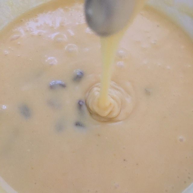 我叫可爱的葡萄干奶黄冰皮月饼,再加入黄油 继续搅 黄油可以放微波炉热个30s变成液体